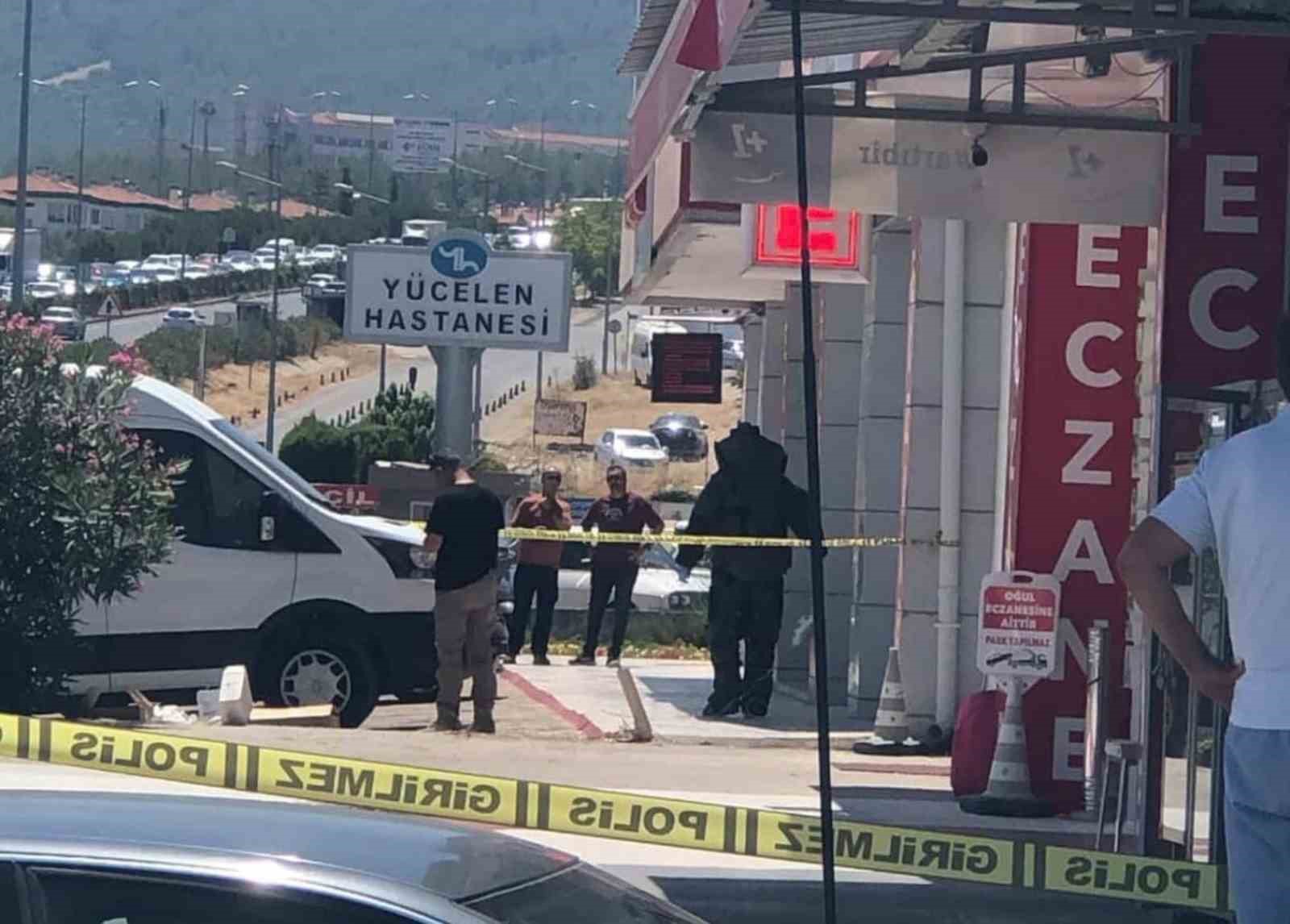 Muğla’da yol kenarında bulunan 2 valiz paniğe neden oldu