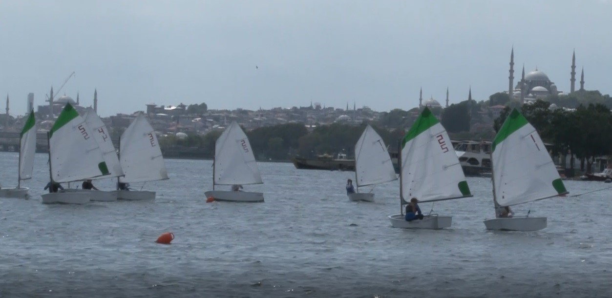 Fatih Belediyesi’nin ev sahipliğinde düzenlenen Optimist Türkiye Takım Şampiyonası, Haliç’te başladı