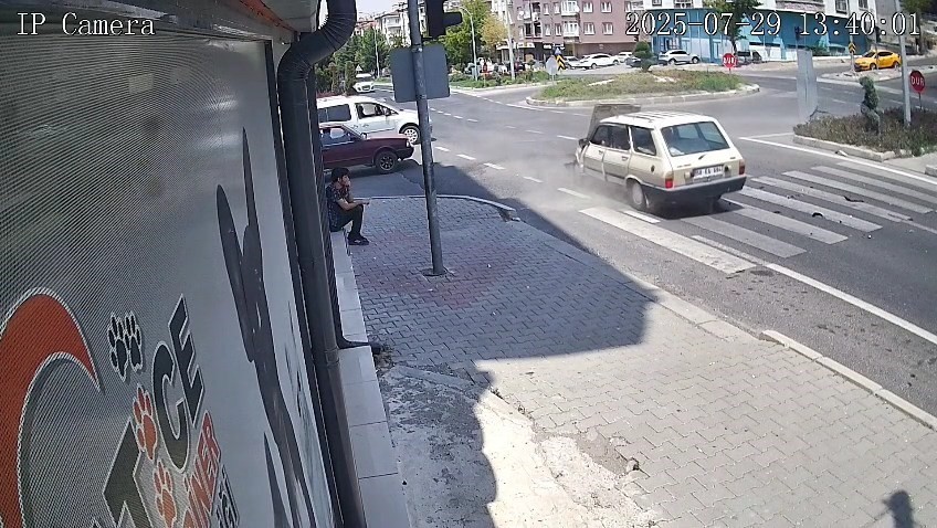 Kazayı film izler gibi izledi