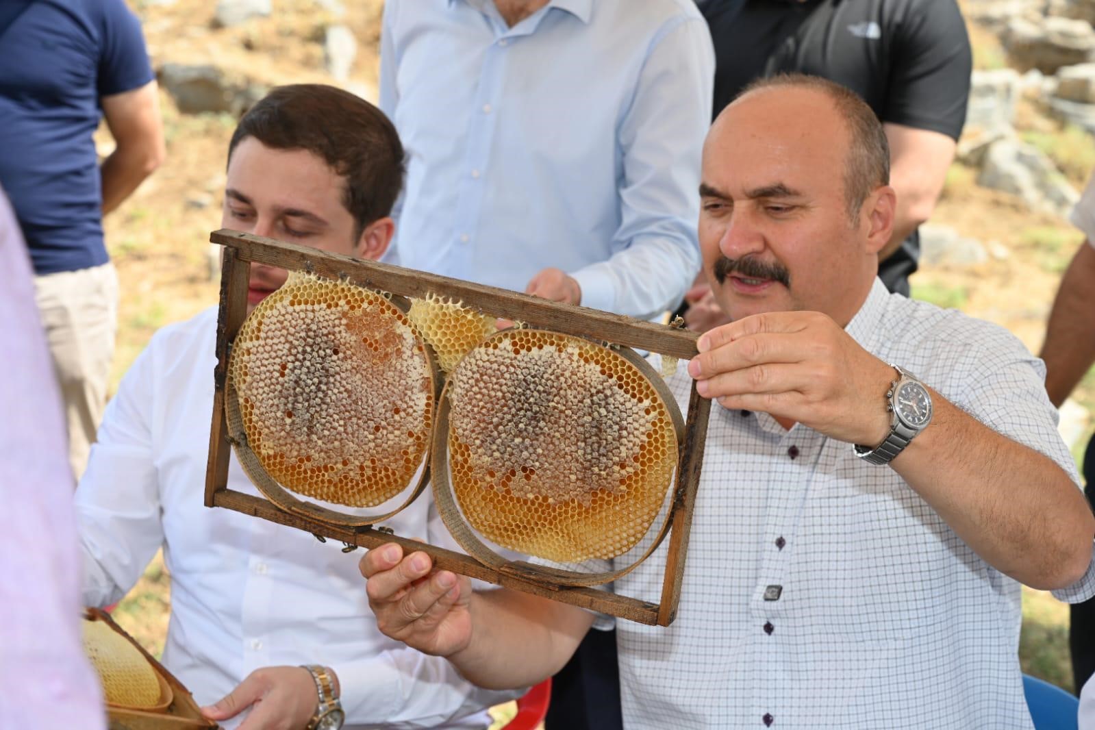 Vali Canalp, Cobet Yaylası&rsquo;nda ilk bal sağımına katıldı

