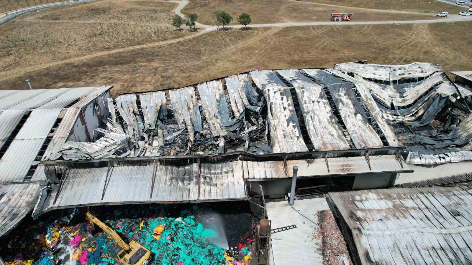 Arnavutk&ouml;y&rsquo;de yanan fabrika havadan g&ouml;r&uuml;nt&uuml;lendi
