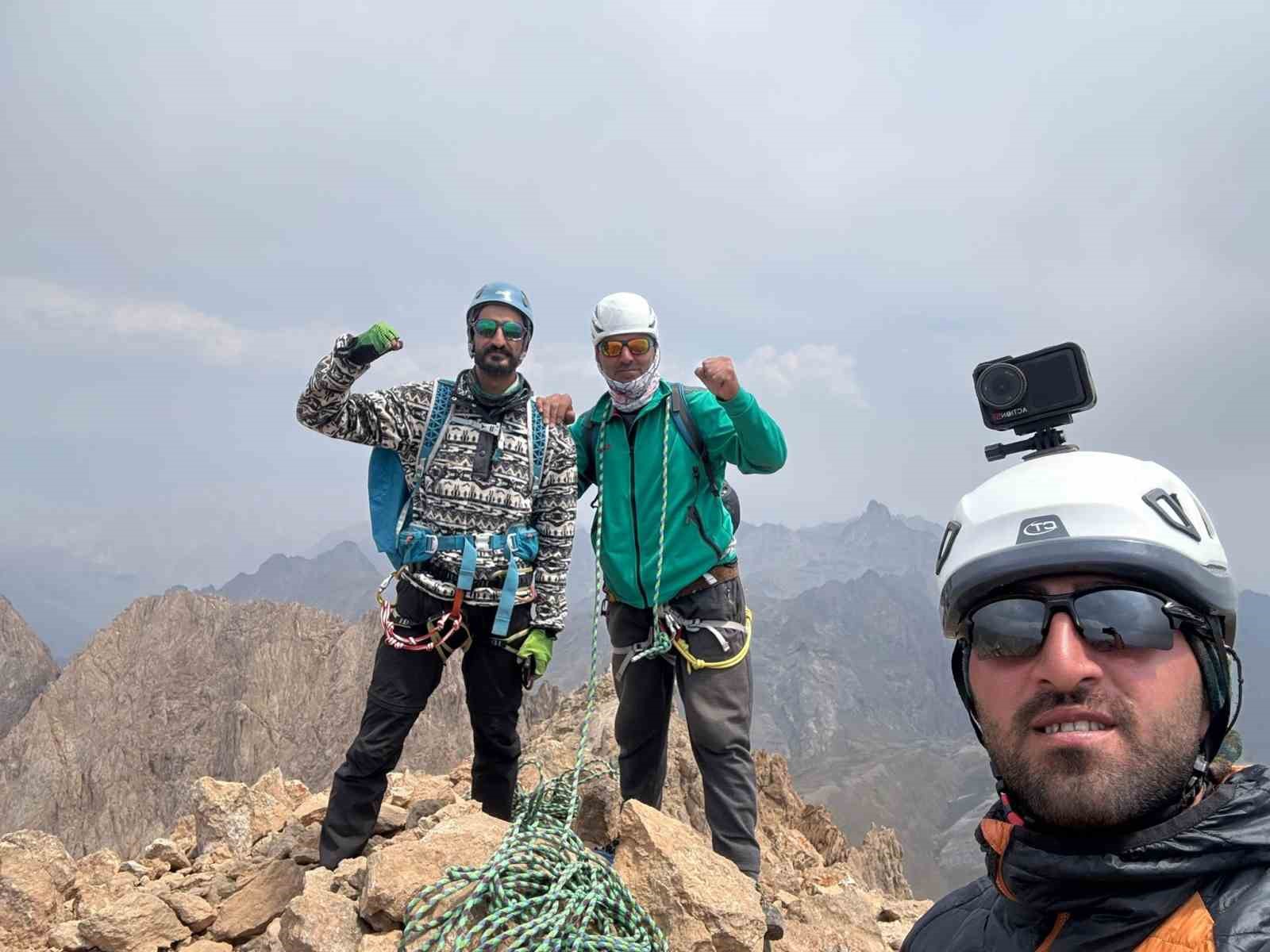 Hakkarili dağcılardan Suppa Durek zirvesine tırmanış