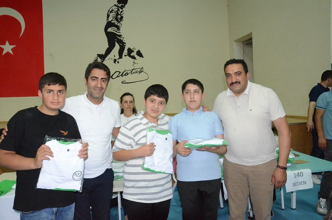 Sarıkamış Belediyesi&rsquo;nden sporculara forma desteği
