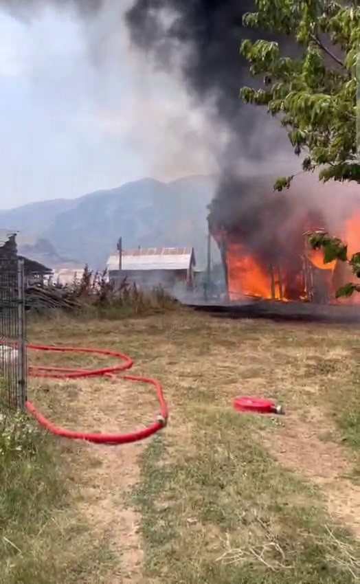 İspir&rsquo;de ormanlık alandaki evde yangın
