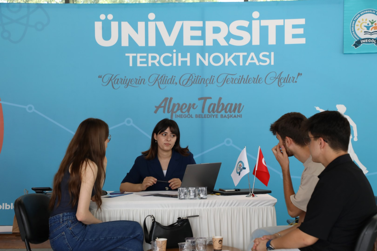 İneg&ouml;l Belediyesi tercih yapacak &ouml;ğrencilerin yanında
