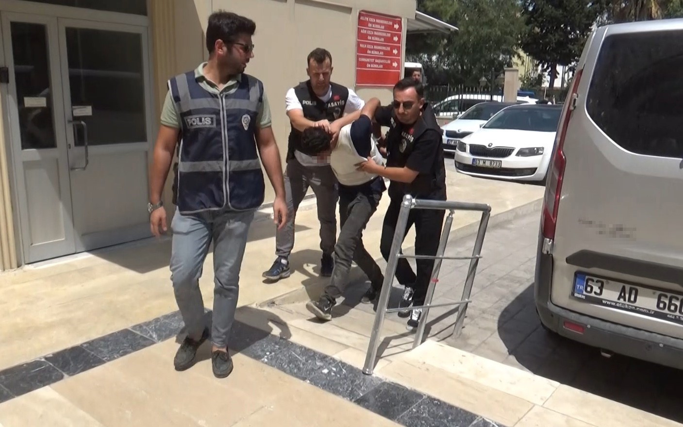 Doktor ve güvenlik görevlisini bıçaklayan zanlı adliyeye sevk edildi