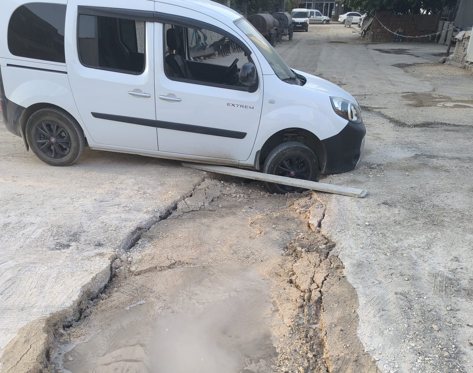 Hafif ticari araç çöken yolda mahsur kaldı