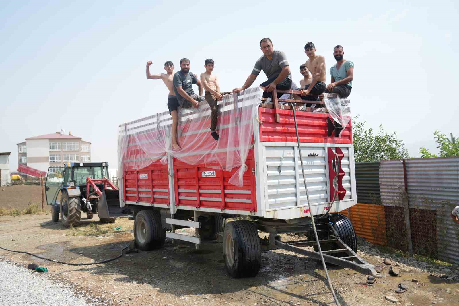 Sıcaktan bunalan gen&ccedil;ler r&ouml;morktan havuz yaptı
