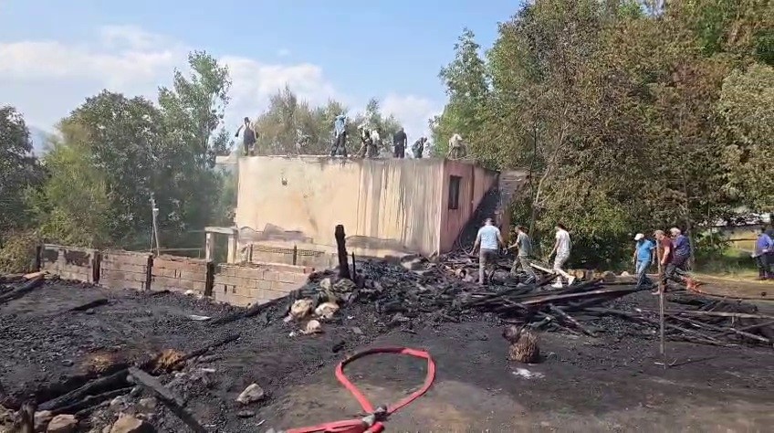 İspir’de çıkan yangında 3 ev ve 2 ahır kül oldu