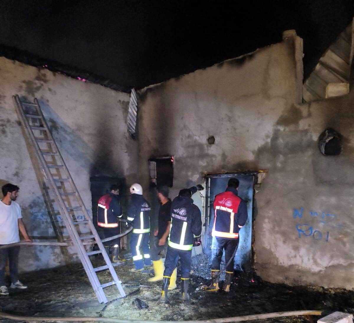 Van&rsquo;da samanlık yangını korkuttu
