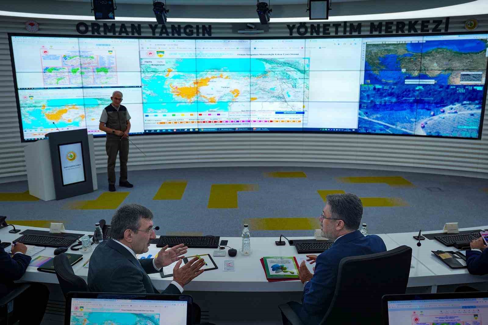 Yangın Yönetim Merkezi’ndeki toplantıda bakanlar orman yangınlarını ele aldı