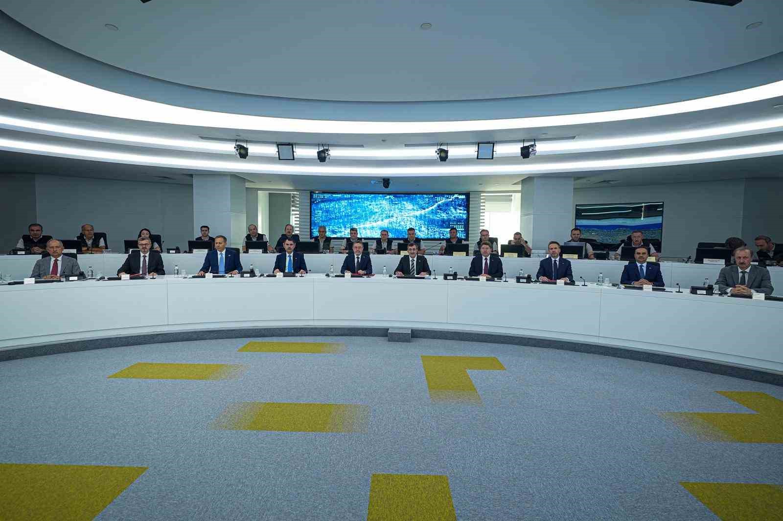 Yangın Y&ouml;netim Merkezi&rsquo;ndeki toplantıda bakanlar orman yangınlarını ele aldı
