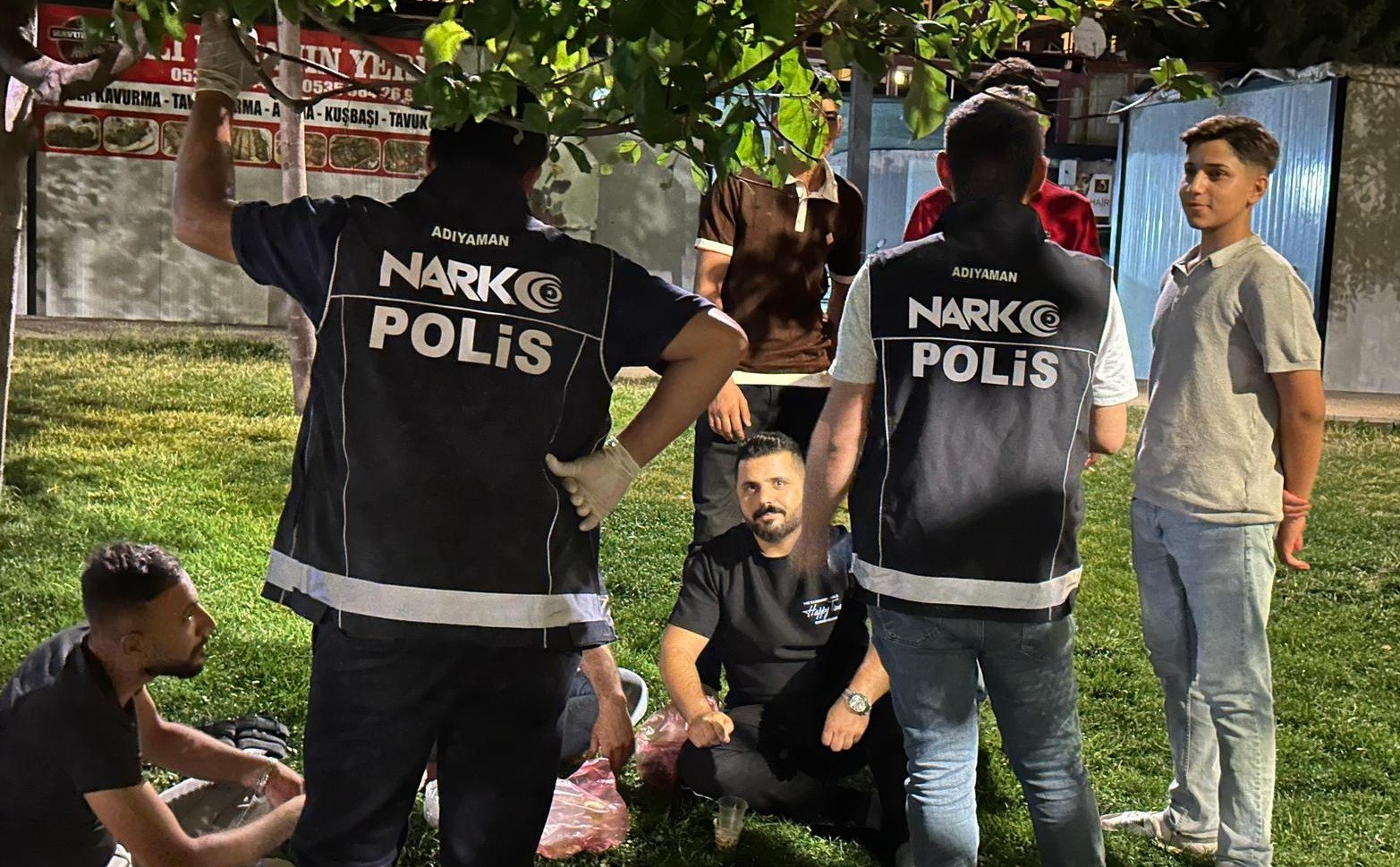 Besni&rsquo;de 72 kişi ve 29 ara&ccedil; denetlendi
