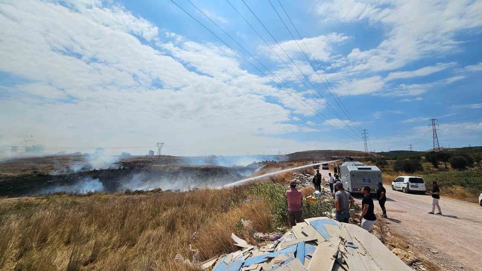 Bandırma&rsquo;da 3 noktada aynı anda &ccedil;ıkan yangın ormana sı&ccedil;ramadan kontrol altına alındı
