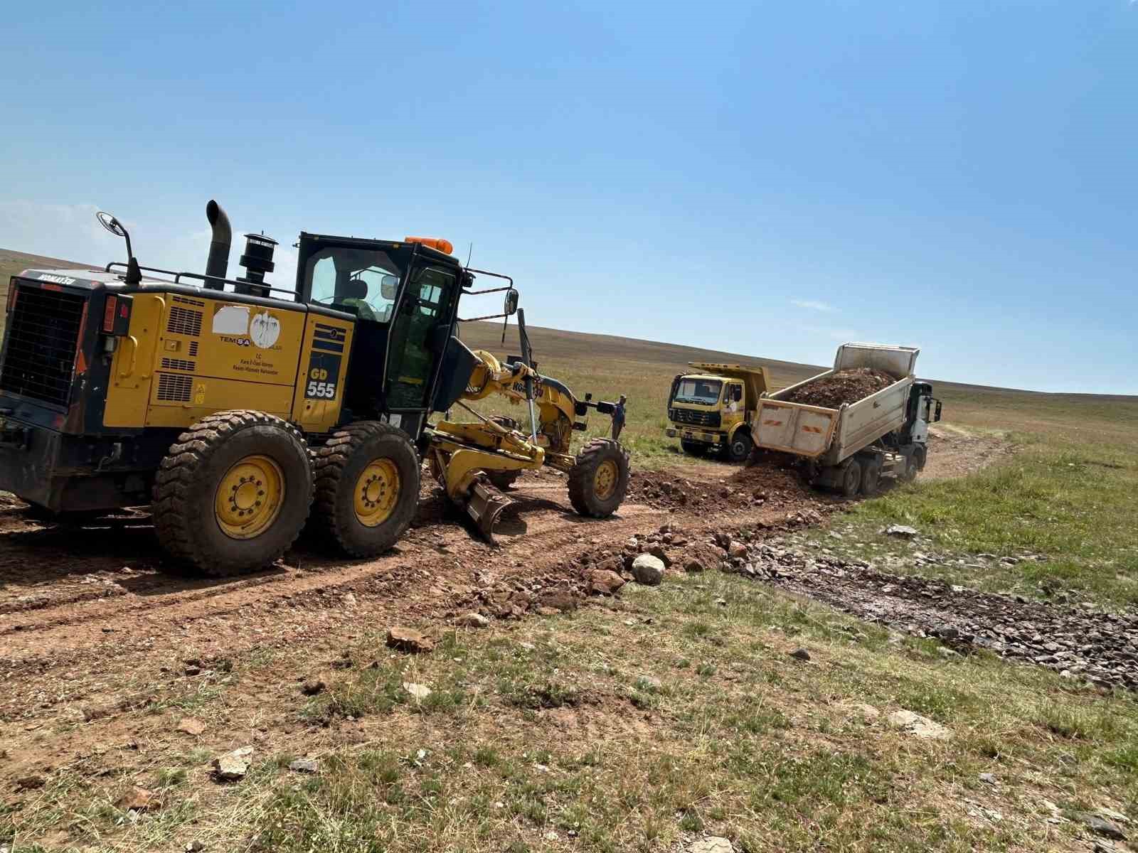 Kars&rsquo;ta yayla yolları yapımı s&uuml;r&uuml;yor
