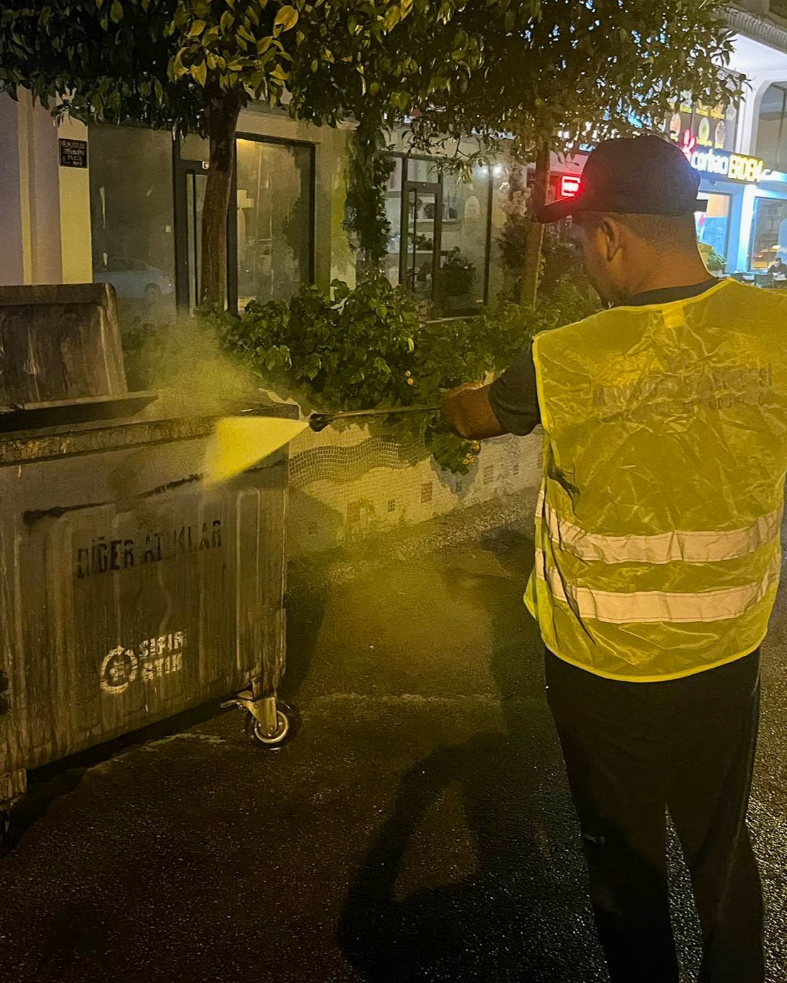 Manavgat Belediyesi&rsquo;nden yaz yoğunluğuna &ouml;zel temizlik seferberliği
