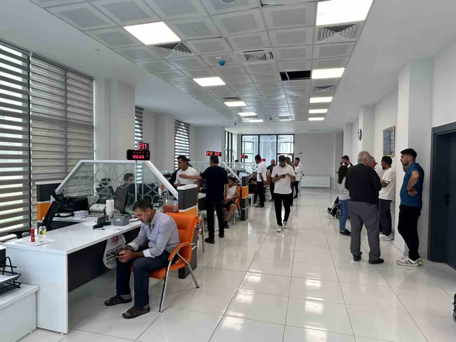 Van&rsquo;daki n&uuml;fus m&uuml;d&uuml;rl&uuml;klerinde s&uuml;r&uuml;c&uuml; belgesi yenileme yoğunluğu
