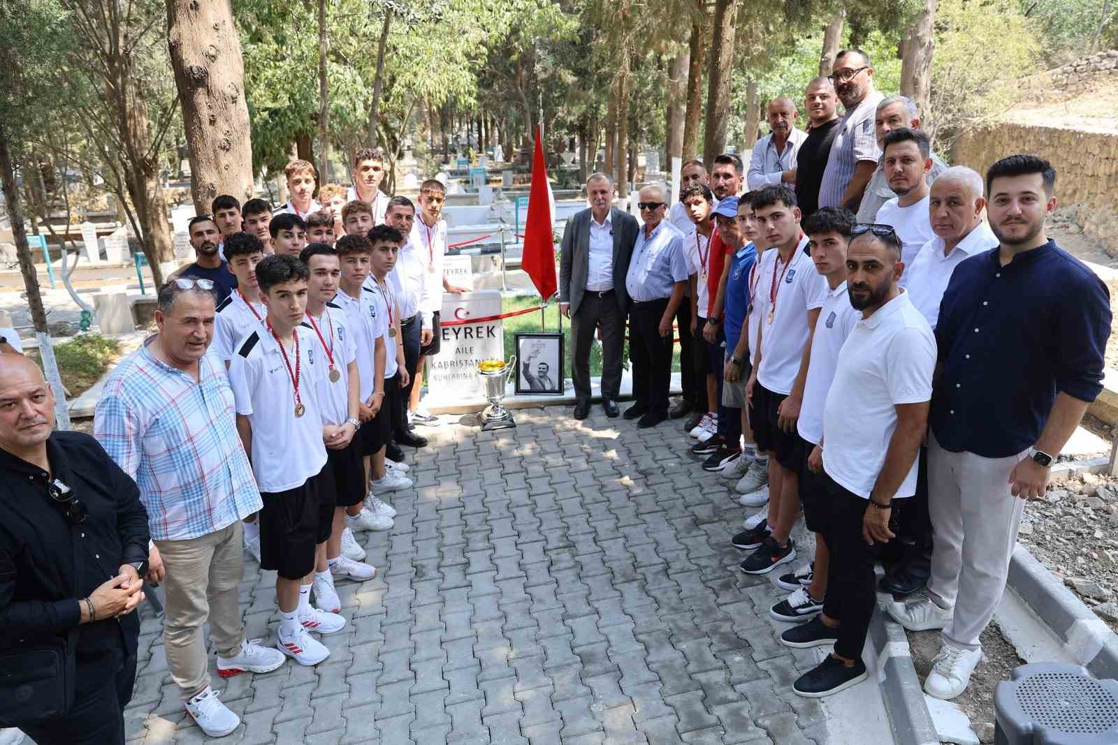 Yunusemre’nin U17’leri şampiyonluk kupasıyla Ferdi Zeyrek’in mezarına gitti