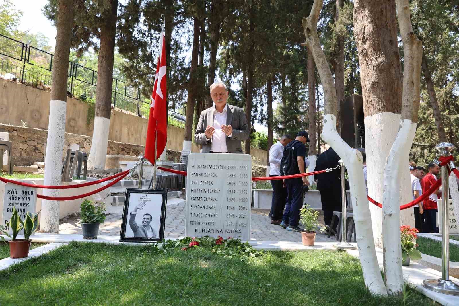 Yunusemre&rsquo;nin U17&rsquo;leri şampiyonluk kupasıyla Ferdi Zeyrek&rsquo;in mezarına gitti
