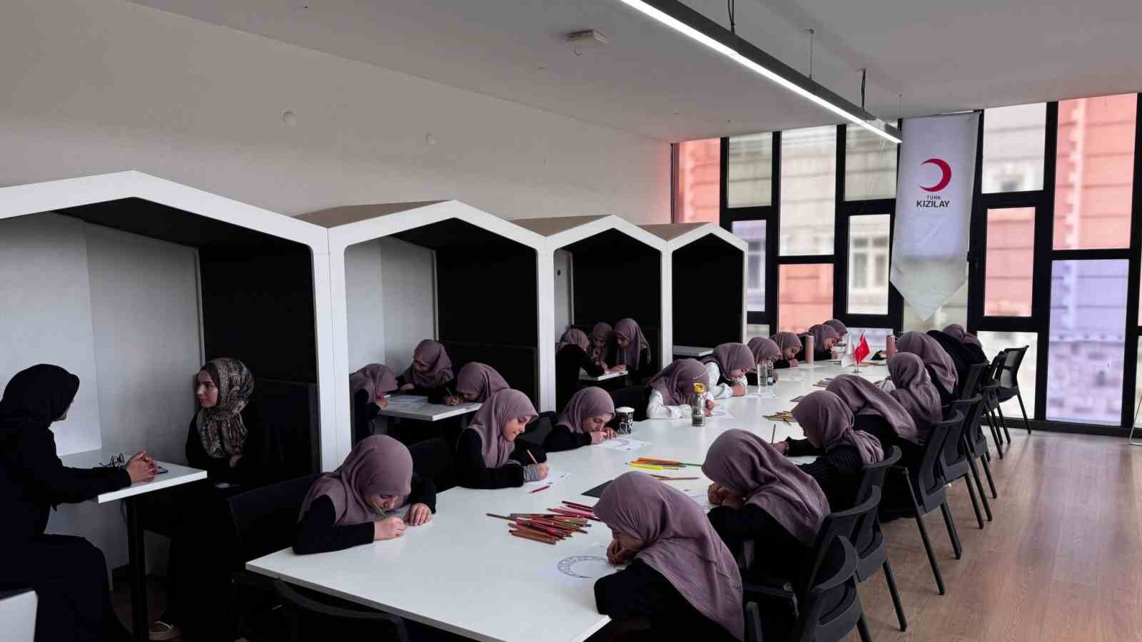 Hafızlık kursu öğrencilerinden Kızılay Gönüllü Merkezine ziyaret