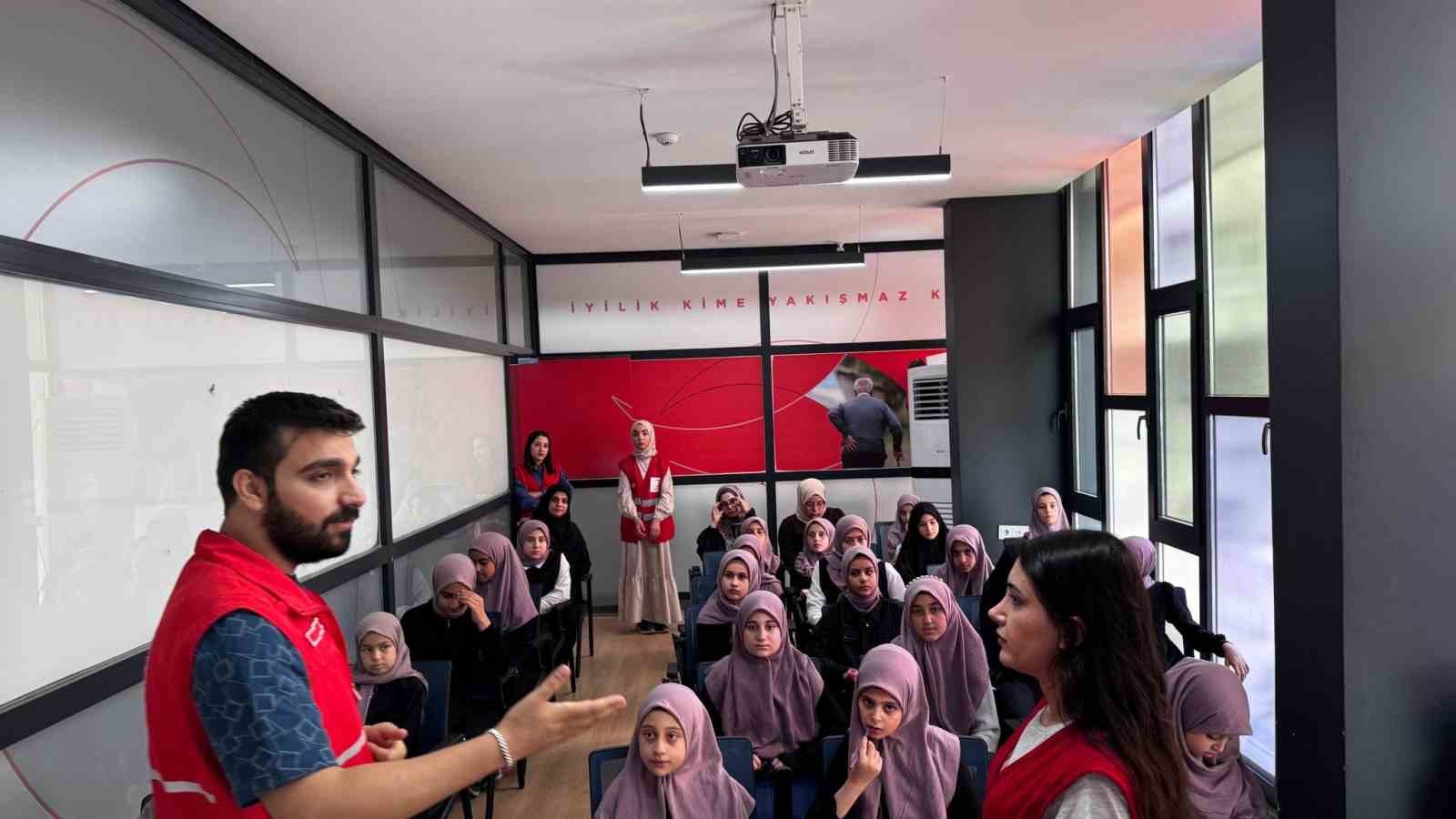 Hafızlık kursu &ouml;ğrencilerinden Kızılay G&ouml;n&uuml;ll&uuml; Merkezine ziyaret
