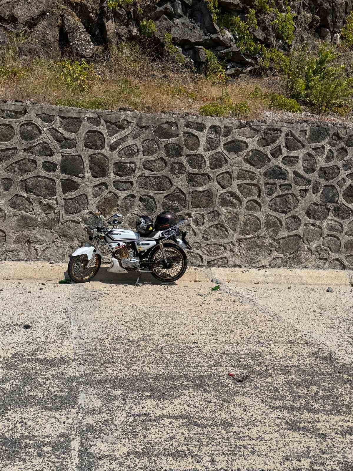 Tekeri patlayan motosiklet metrelerce sürüklendi