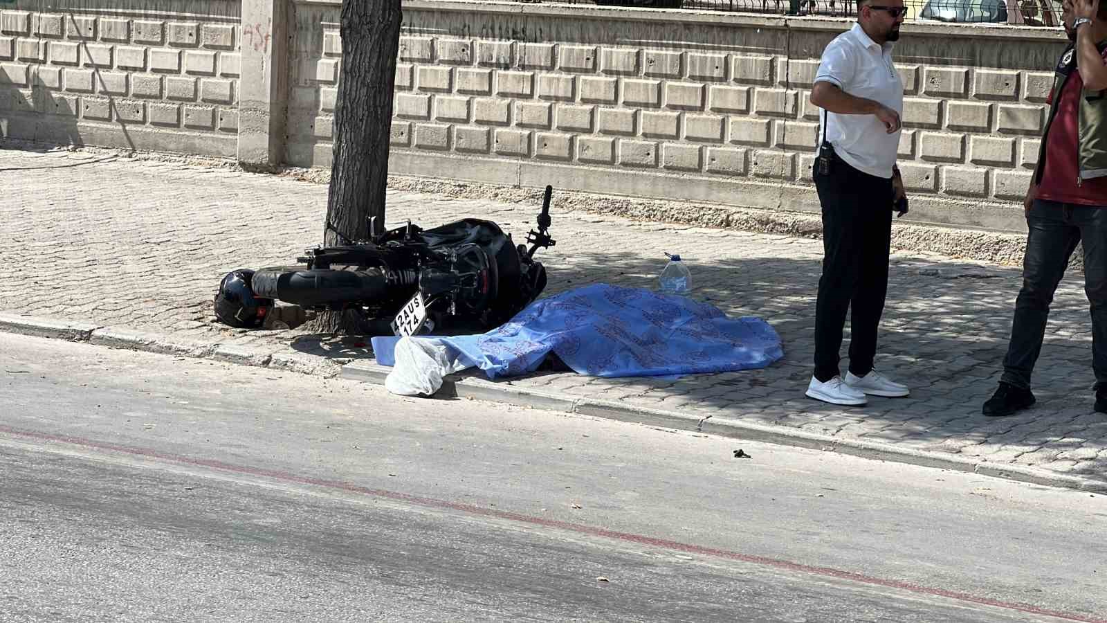Konya’da motosiklet önce bisikletliye ardından ağaca çarptı: 2 ölü