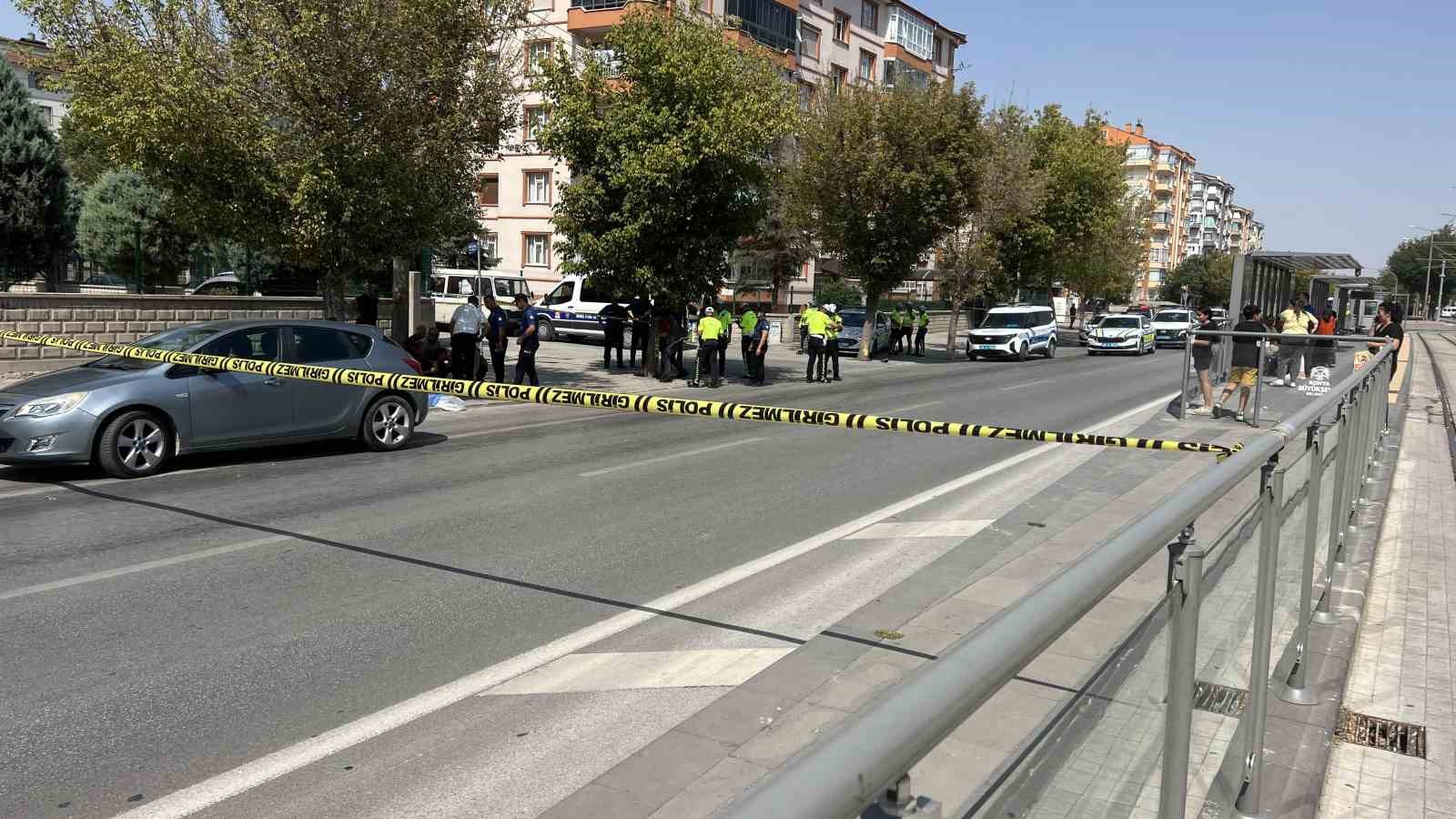 Konya&rsquo;da motosiklet &ouml;nce bisikletliye ardından ağaca &ccedil;arptı: 2 &ouml;l&uuml;

