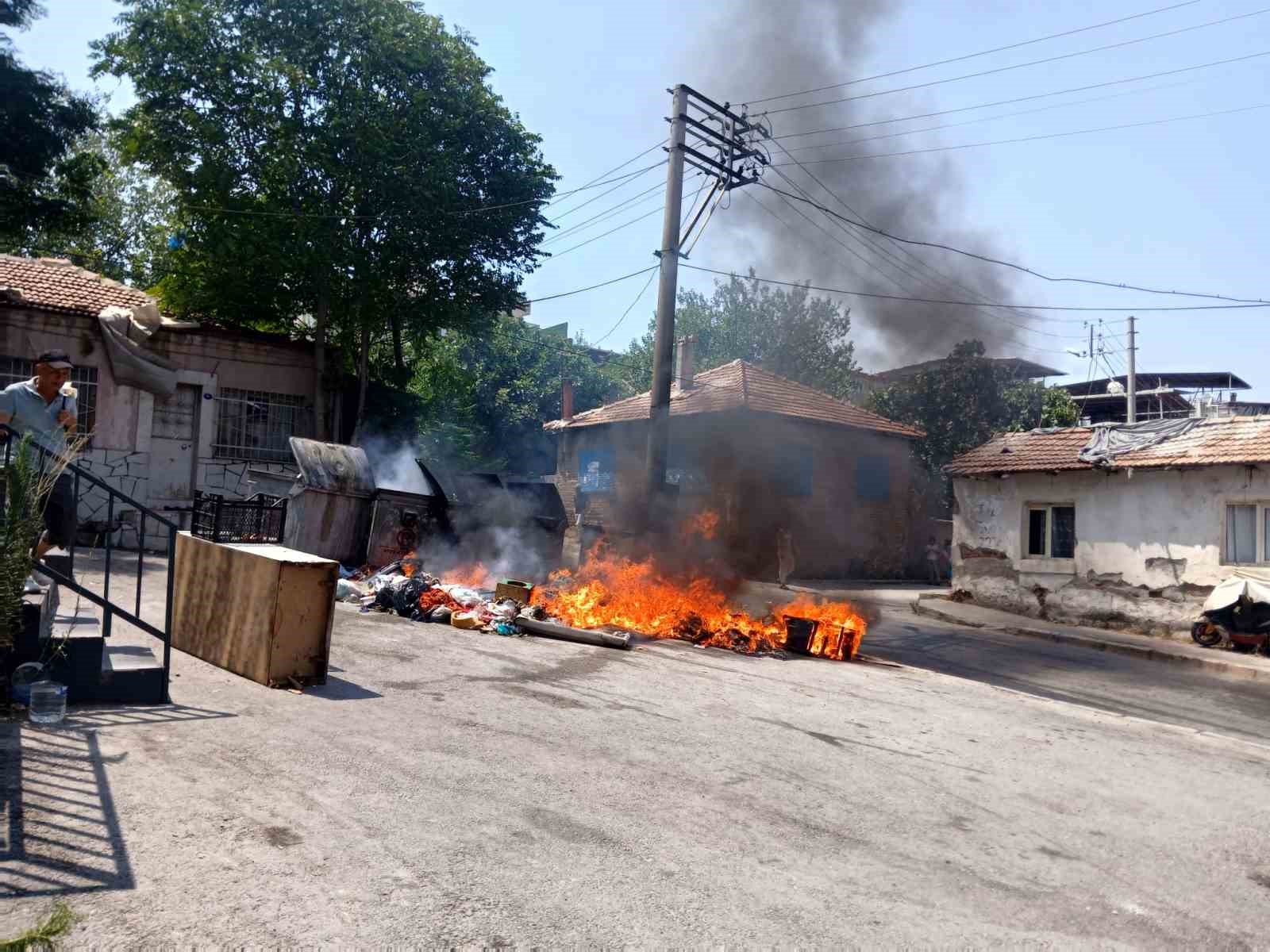 İzmir’de günlerdir toplanmayan çöpte çıkan yangın söndürüldü