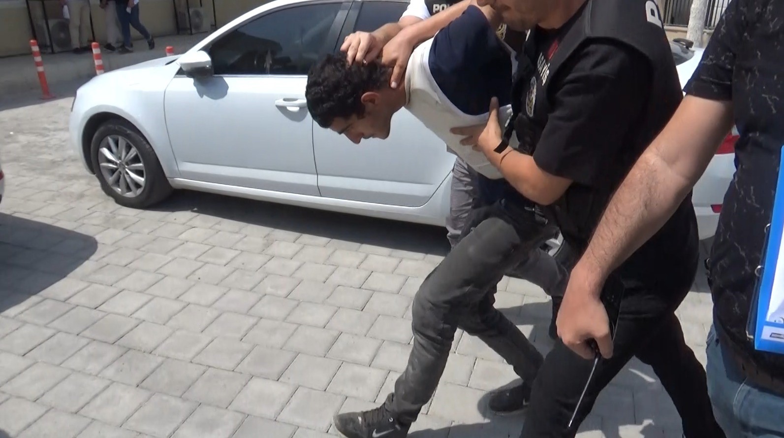 Doktor ve g&uuml;venlik g&ouml;revlisini boğazından bı&ccedil;aklayan zanlı tutuklandı
