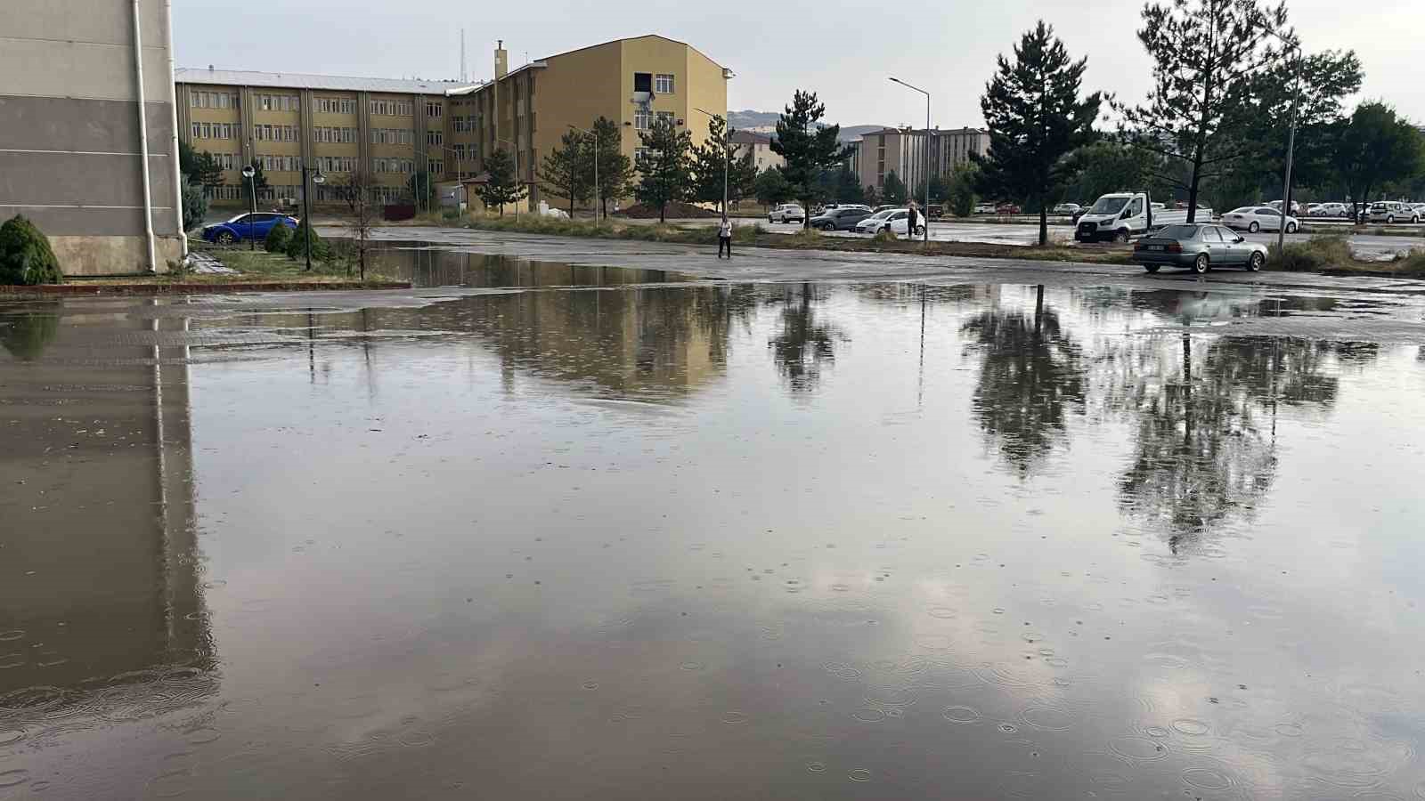 Kavurucu sıcaklar yerini sağanak ve taşkınlara bıraktı