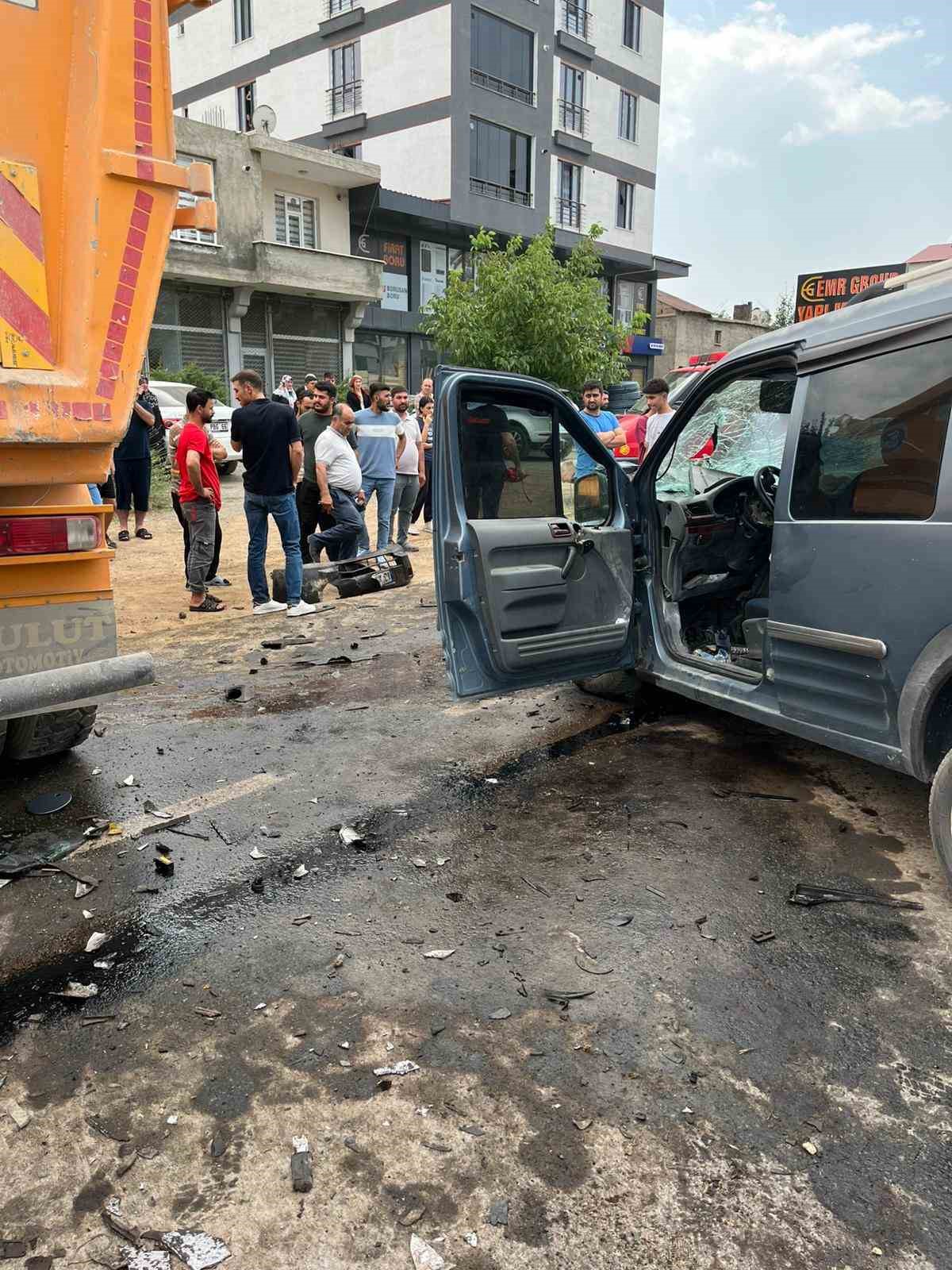 Tatvan’da tır ile kamyonet çarpıştı: 2 yaralı