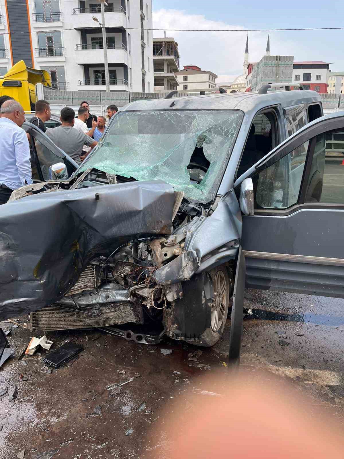 Tatvan’da tır ile kamyonet çarpıştı: 2 yaralı