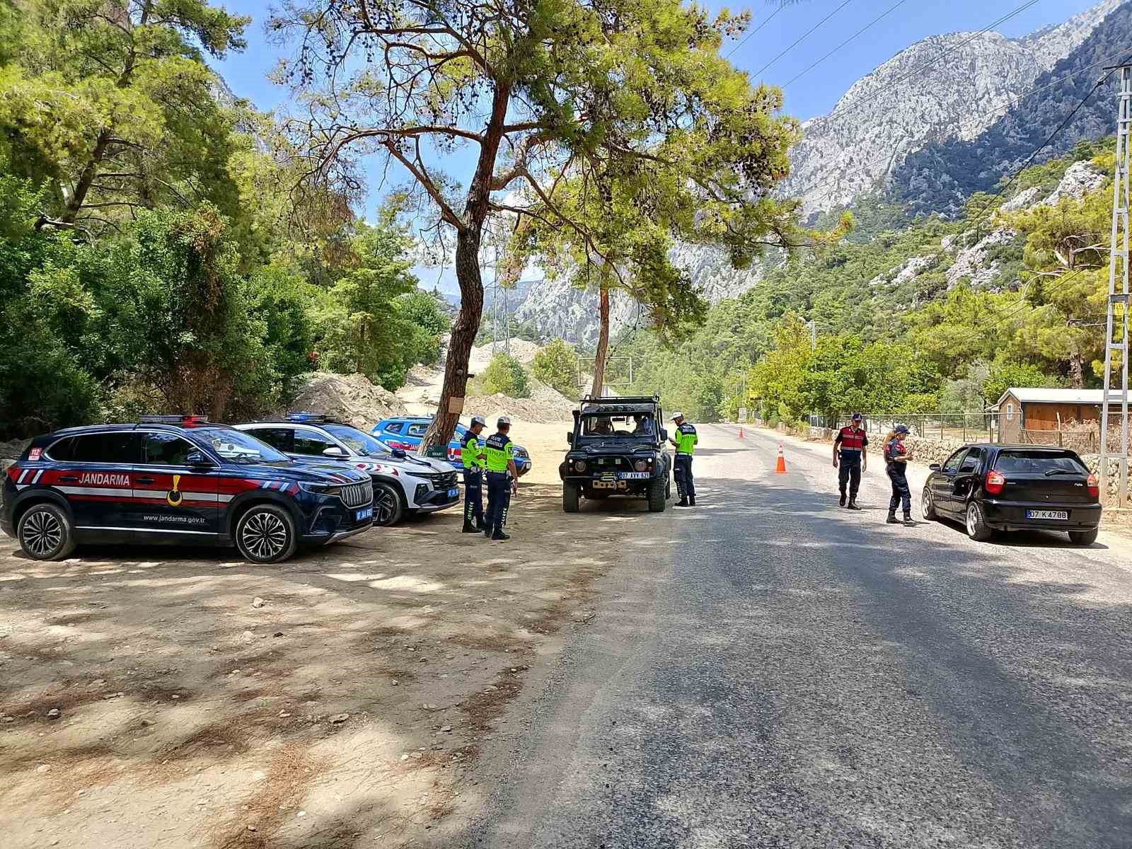 Antalya’da safari araçlarına denetim: 4 araç trafikten men edildi