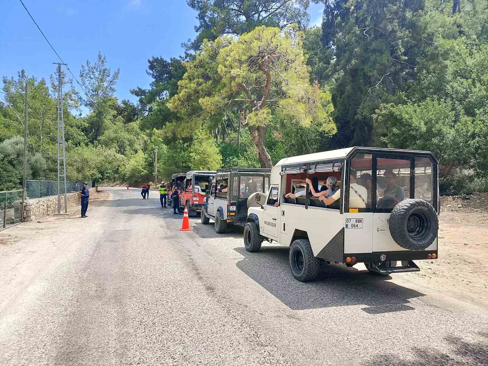 Antalya&rsquo;da safari ara&ccedil;larına denetim: 4 ara&ccedil; trafikten men edildi
