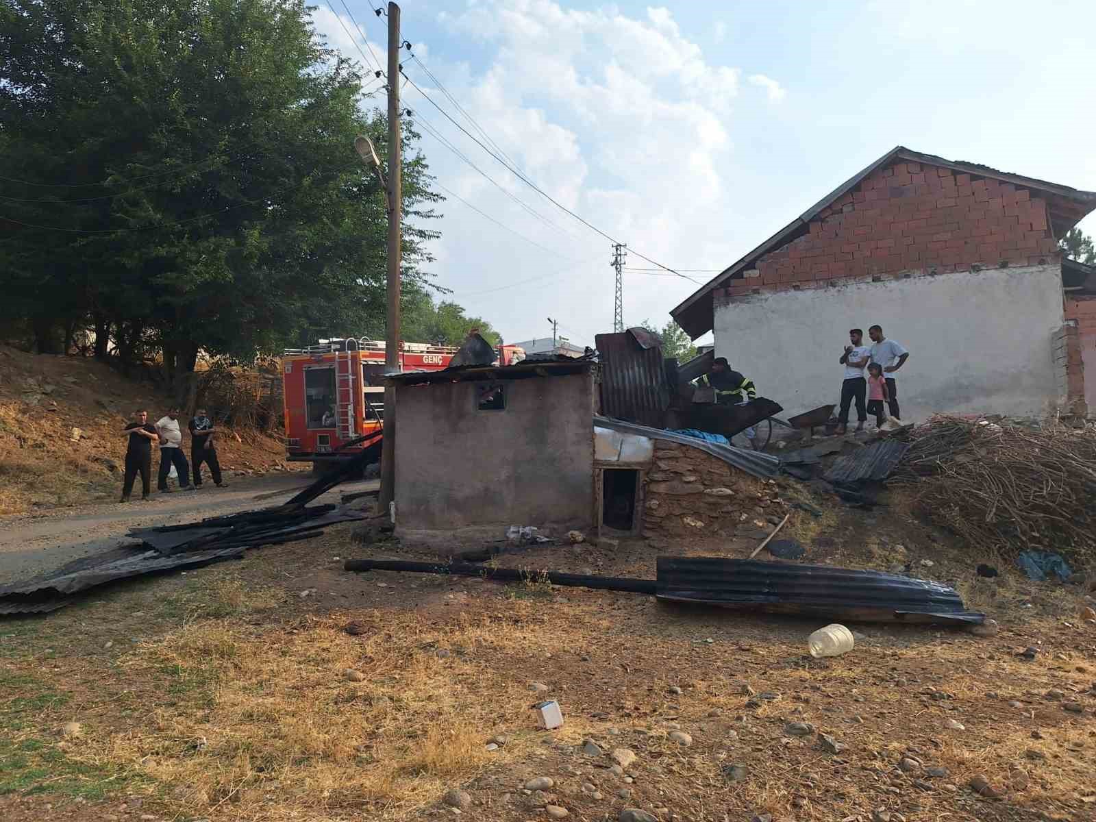 Bing&ouml;l&rsquo;de odunluk yangını, eve sı&ccedil;ramadan s&ouml;nd&uuml;r&uuml;ld&uuml;
