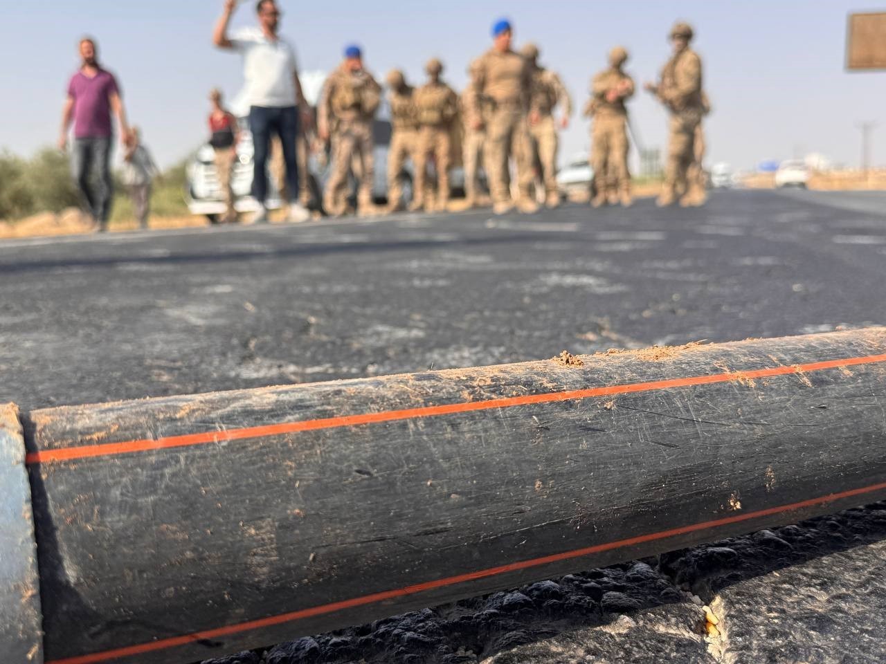 Şanlıurfa’da suyu kesilen çiftçiler sulama borularıyla karayolunu trafiğe kapattı