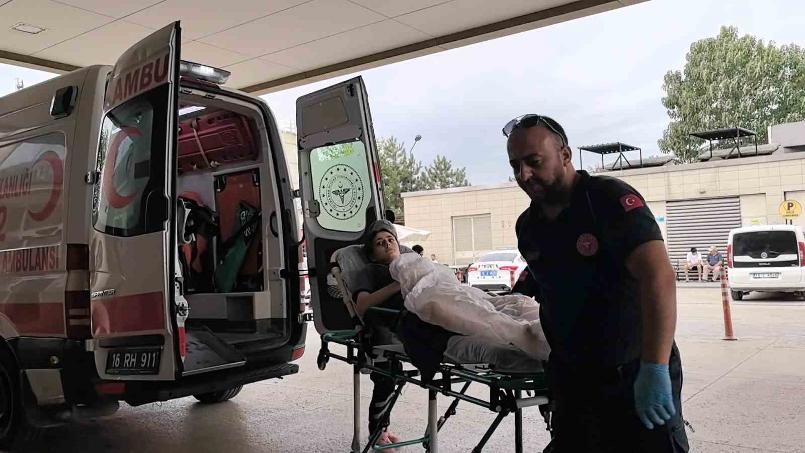 &Uuml;zerine sıcak su d&ouml;k&uuml;len market &ccedil;alışanı hastanelik oldu
