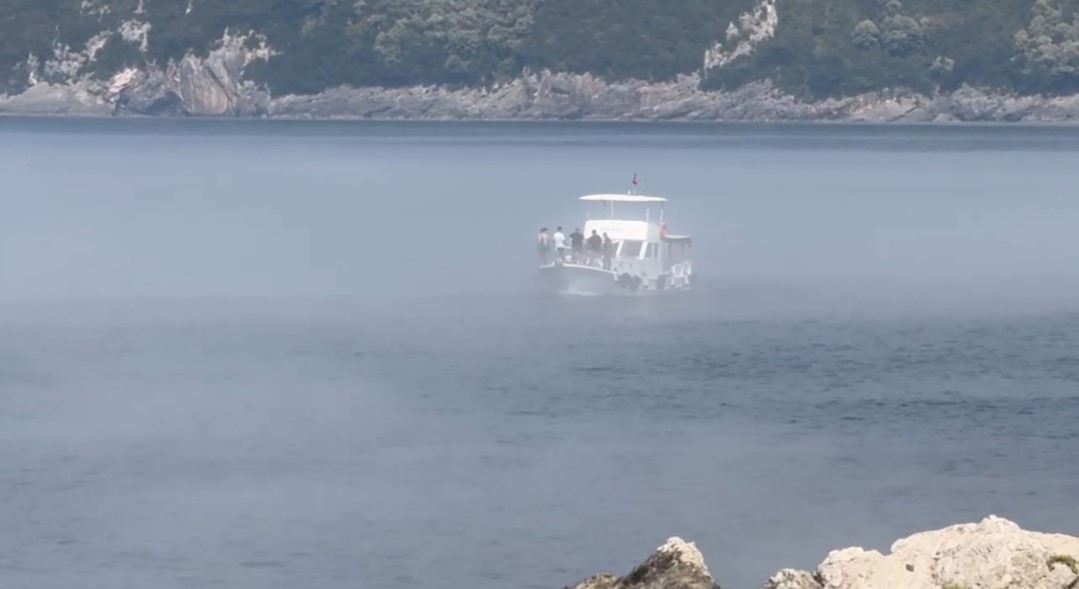 Amasra&rsquo;da etkili olan sis kartpostallık g&ouml;r&uuml;nt&uuml;ler oluşturdu
