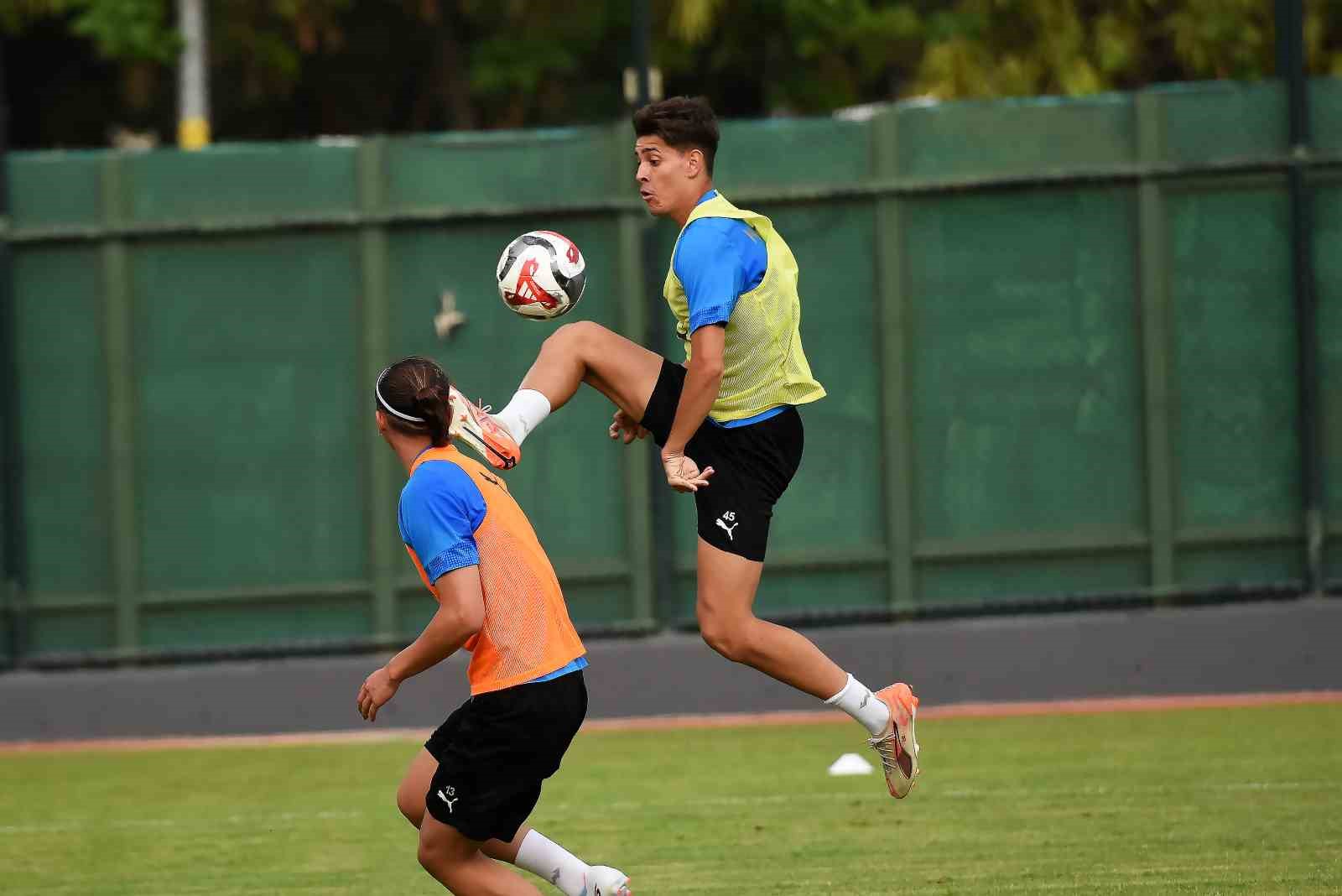 Manisa FK, &Uuml;mraniyespor hazırlıklarına başladı
