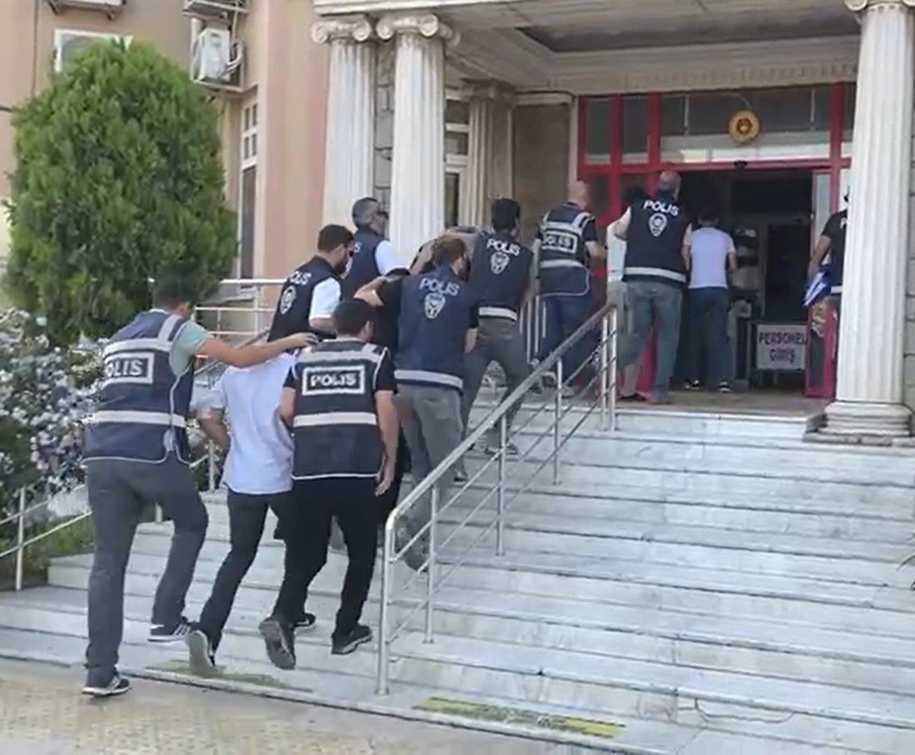 Polis sahte MİT&rsquo;&ccedil;ilere ge&ccedil;it vermedi: 4 kişi tutuklandı
