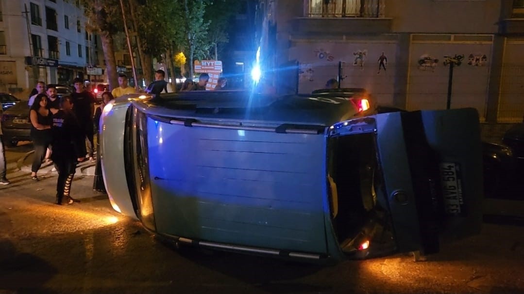 Beylikd&uuml;z&uuml;&rsquo;nde otomobil ile &ccedil;arpışan hafif ticari ara&ccedil; yan yattı
