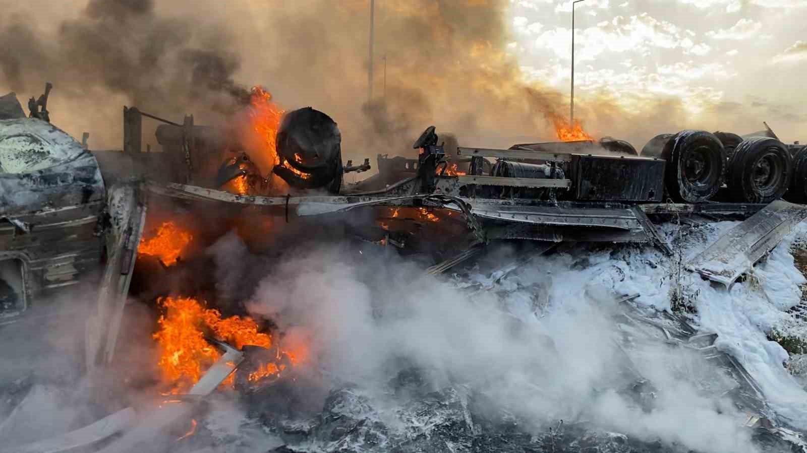 Şarampole devrilen tır alev topuna d&ouml;nd&uuml;
