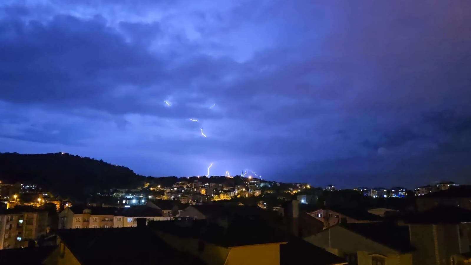 Zonguldak&rsquo;ın Ereğli il&ccedil;esinde şimşekler geceyi aydınlattı
