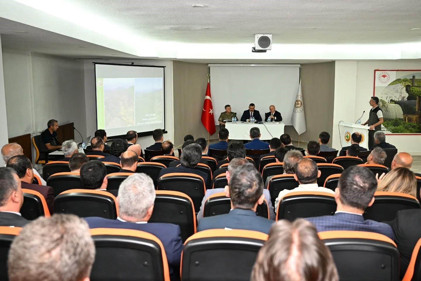 Vali &Ccedil;ift&ccedil;i&rsquo;den orman varlığı ikazı
