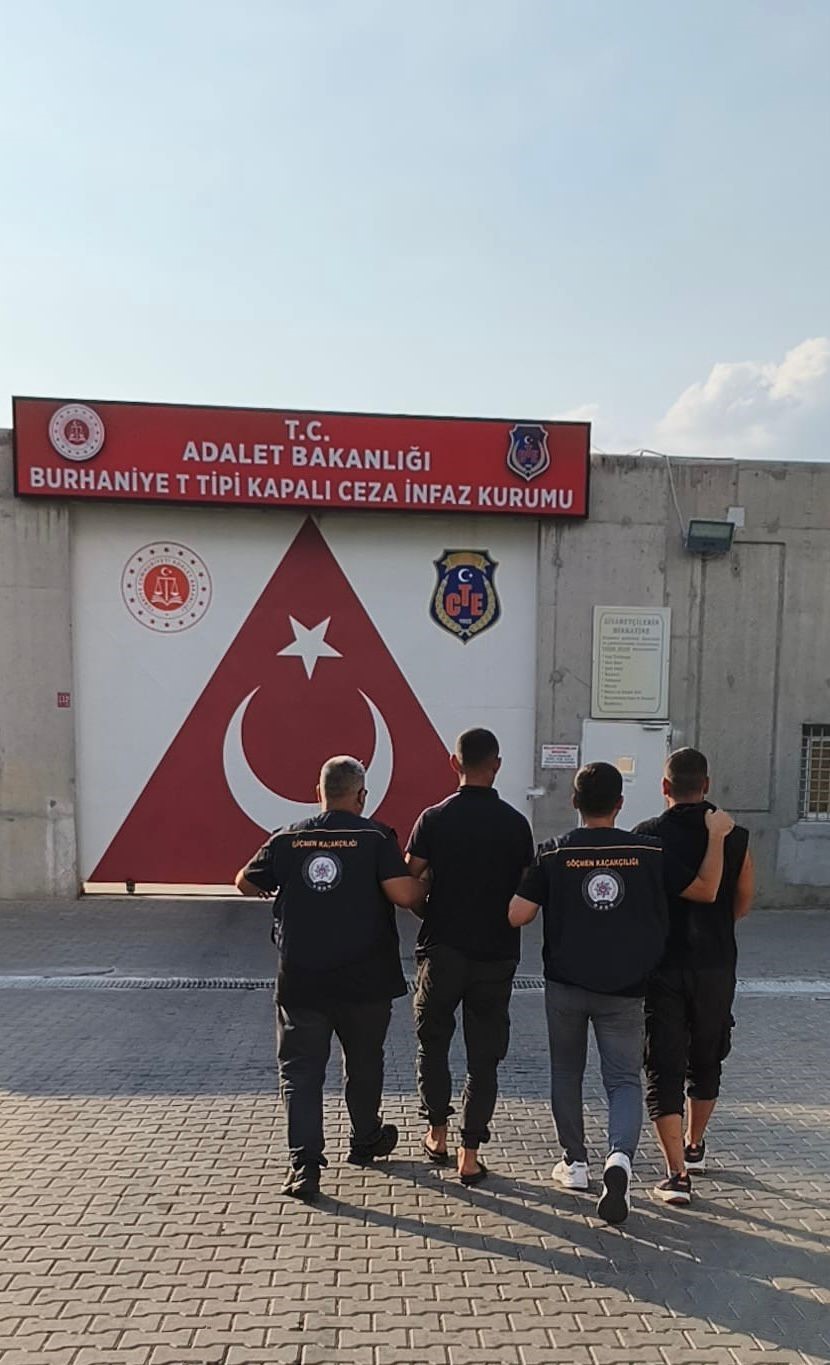 Edremit’te göçmen kaçakçılığı operasyonu: 2 tutuklama