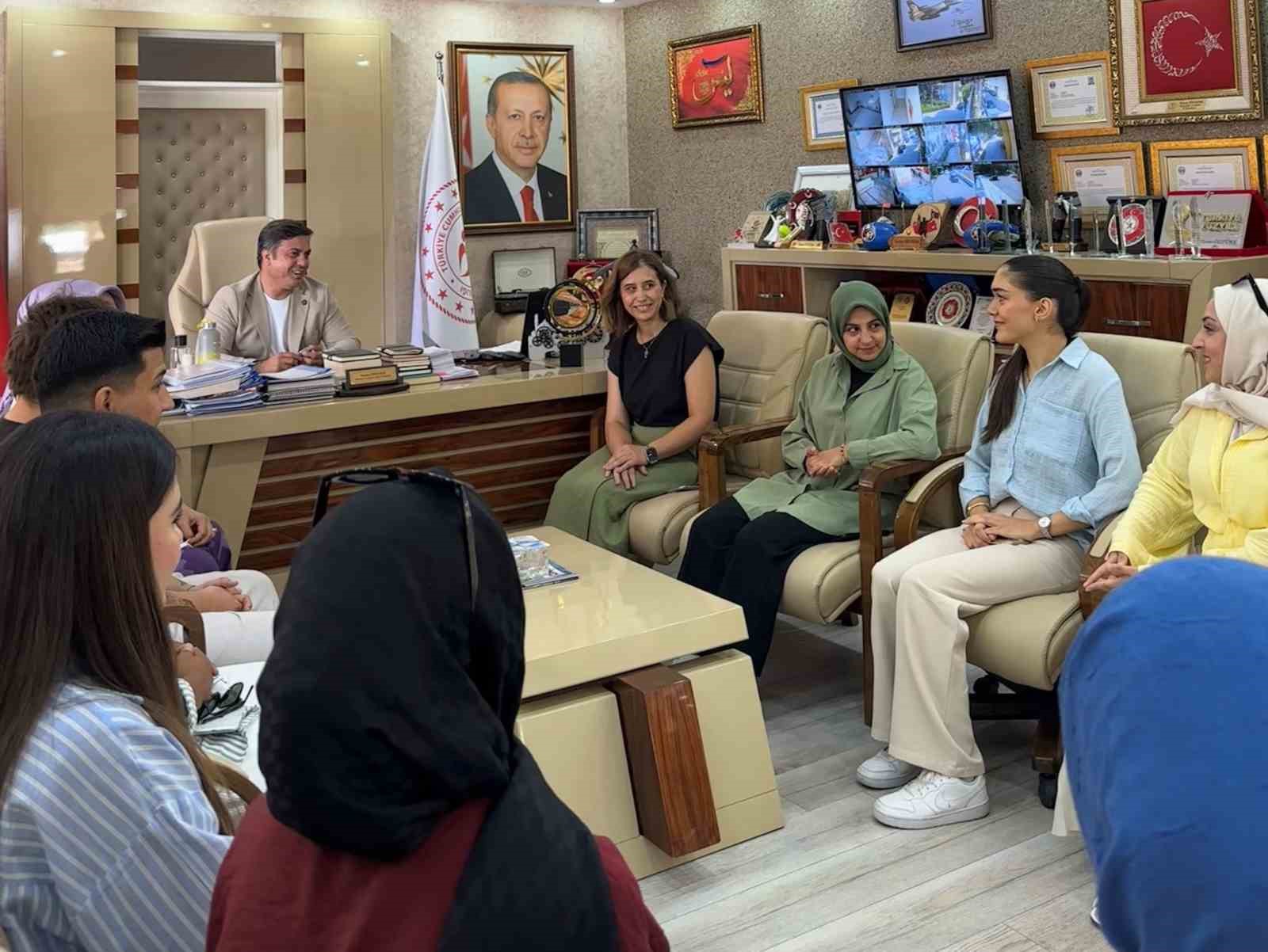 Manisalı gen&ccedil;lerden İl M&uuml;d&uuml;r&uuml; &Ouml;zt&uuml;rk&rsquo;e teşekk&uuml;r
