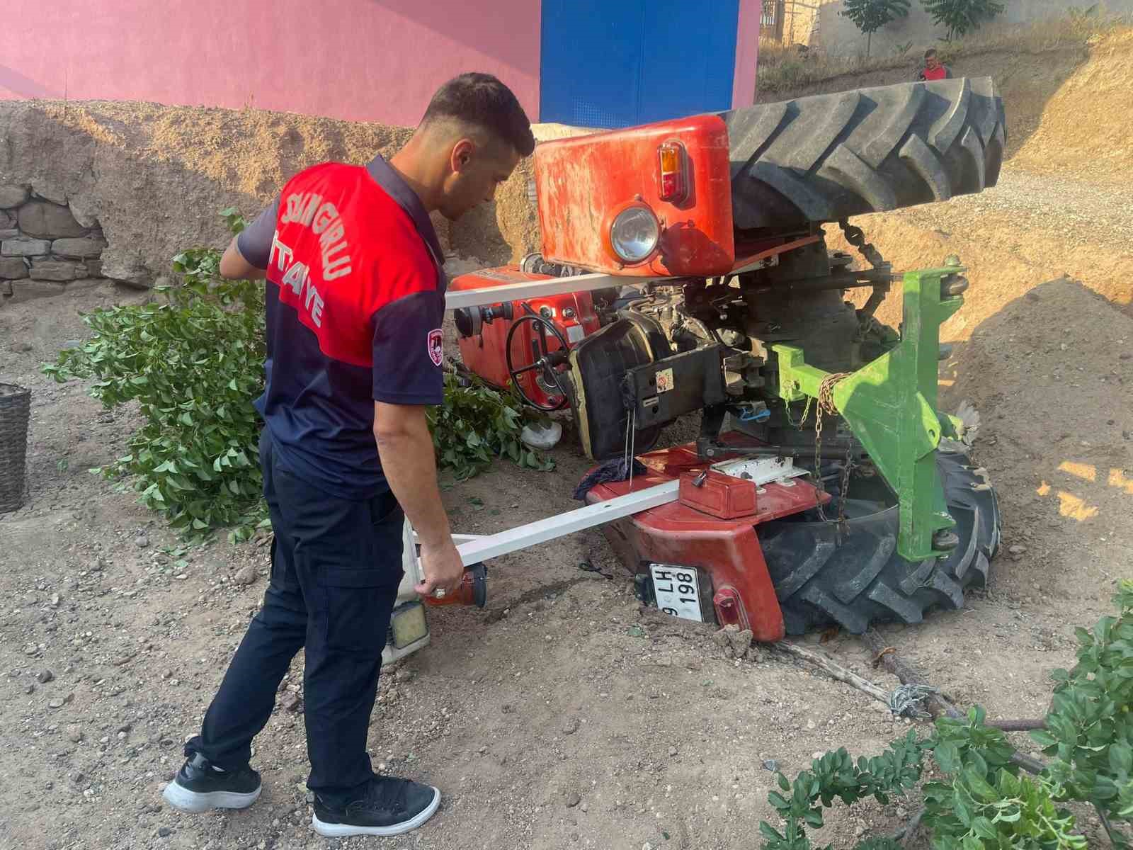 &Ccedil;orum&rsquo;da devrilen trakt&ouml;r&uuml;n s&uuml;r&uuml;c&uuml;s&uuml; yaralandı
