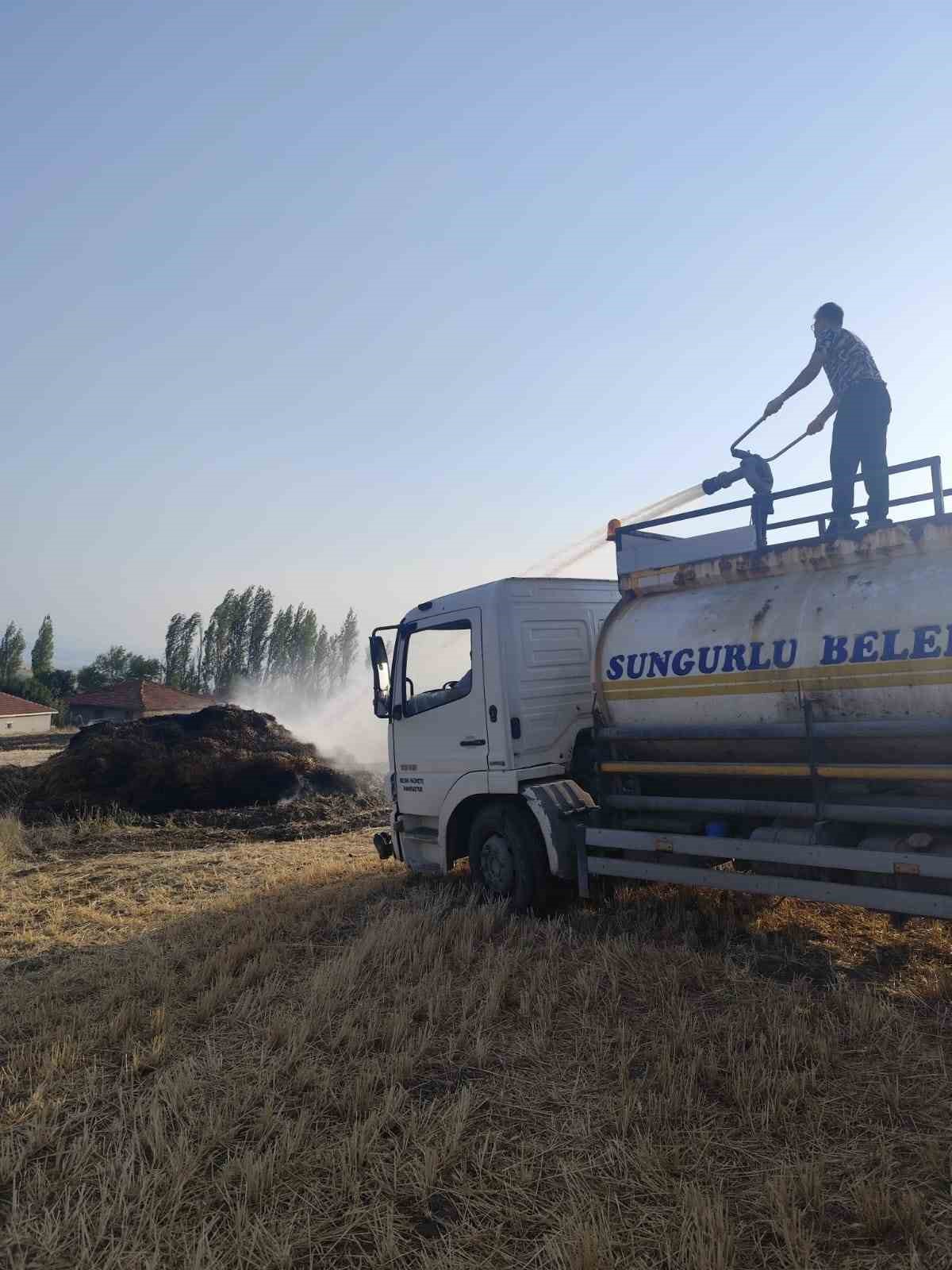 &Ccedil;orum&rsquo;da tarlada &ccedil;ıkan yangında 300 adet balya k&uuml;l oldu
