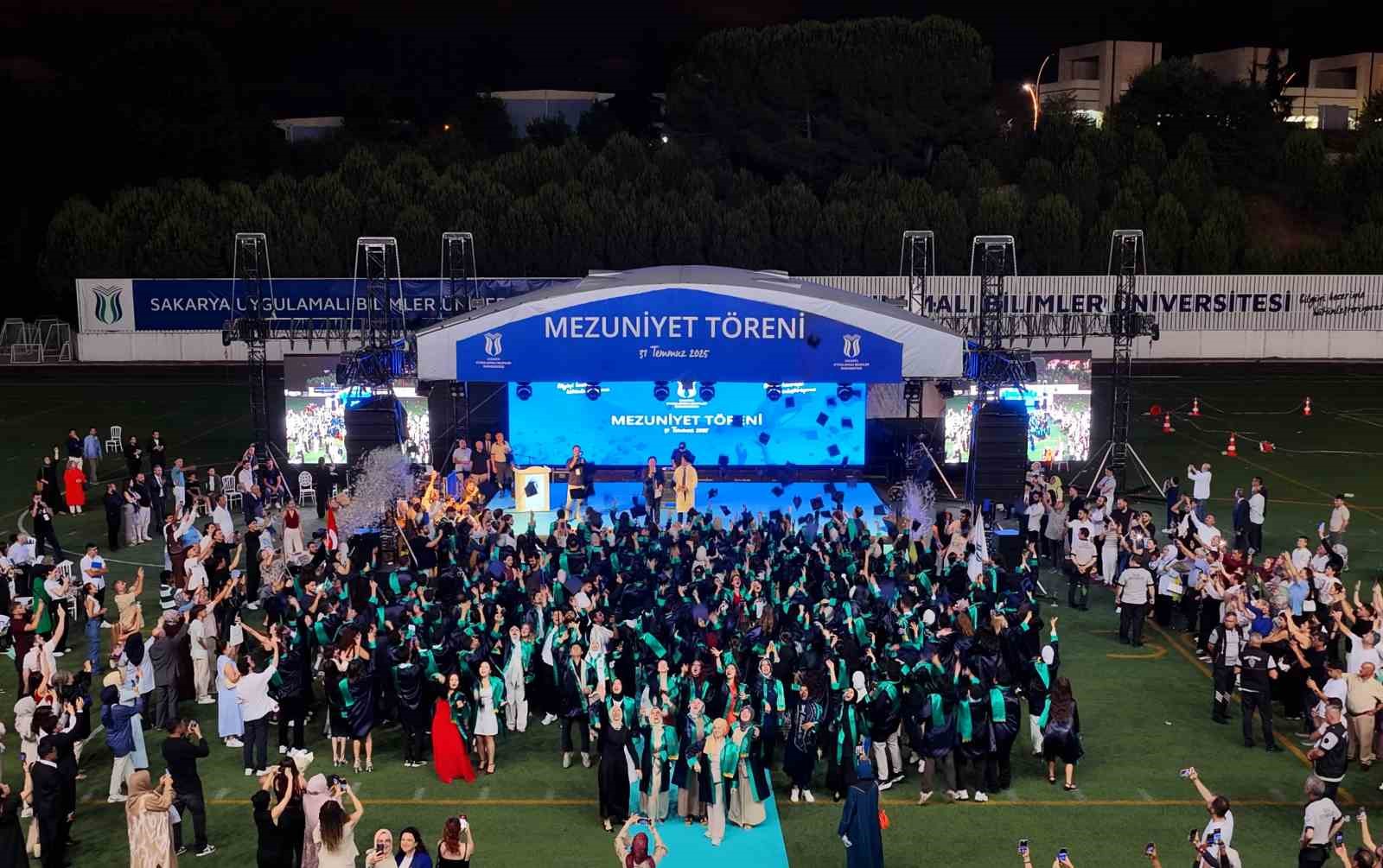 SUBÜ 3 bin 263 öğrencisini coşkulu törenle mezun etti